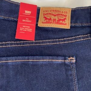Brand NEW Levi’s 711 Skinny Jeans -short